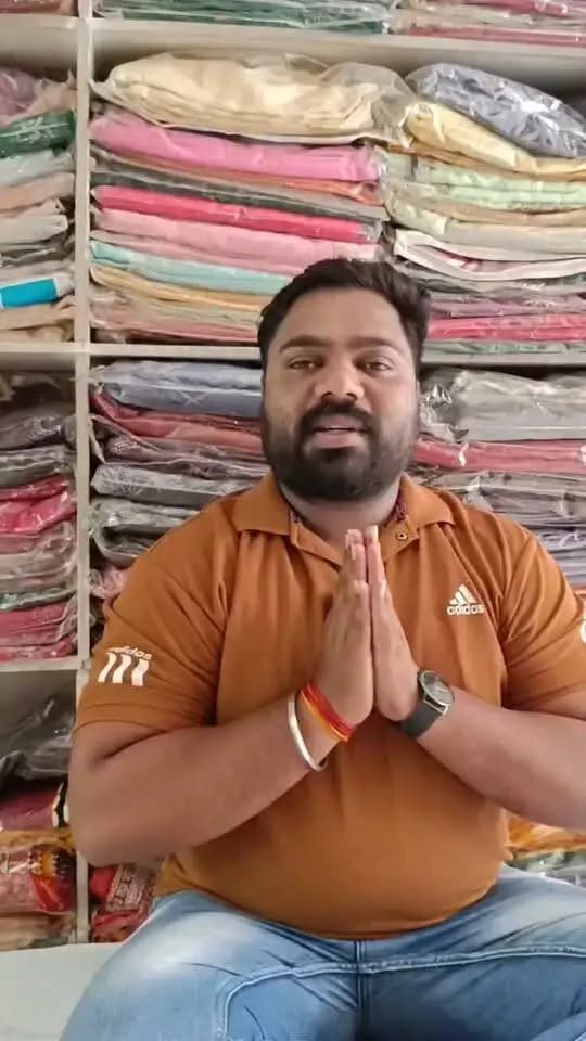 #कहानी_बदलाव_की
शासन की योजना की मदद से मंदसौर जिले के मल्हारगढ़ के नवीन अठवाल के जीवन में सकारात्मक बदलाव आया है वे आर्थिक उन्नति की ओर अग्रसर हुए हैं अनुसूचित जाति के नवीन शिक्षित बेरोजगार थे आर्थिक संकट से घिरे थे।
समाचार पत्रों में शासकीय योजना के बारे में जानकारी मिलने पर नवीन द्वारा डॉ. भीमराव अंबेडकर आर्थिक कल्याण योजना में पोर्टल पर वर्ष 2024-25 में लाभ प्राप्त करने हेतु ऑनलाइन आवेदन किया गया। आवेदक भारतीय स्टेट बैंक शाखा मल्हारगढ़ द्वारा उसी वर्ष में स्वीकृत करके 95 हजार रूपये की ऋण राशि नवीन को प्रदान कर दी गई। योजना का लाभ उठाकर नवीन ने साड़ी विक्रय की दुकान अपने घर से ही शुरू करके परिवार के साथ मिलकर काम शुरू किया गया। धीरे-धीरे दुकान अच्छी चल निकली उनकी आमदनी भी अच्छी होने लगी है। अब वह आसानी से अपनी प्रतिमाह 3 हजार रुपए कमा रहे है। बैंक की किस्त भी नियमित रूप से अदा कर रहे हैं। उनके परिवार का जीवन यापन भी अच्छे से हो रहा है उनकी दुकान के ग्राहक मल्हारगढ़ तथा आसपास के छोटे गांव के रहने वाले ग्रामीण जन तथा स्थानीय व्यक्ति होते हैं। अपने जीवन में खुशियां आने पर नवीन प्रधानमंत्री श्री नरेंद्र मोदी तथा मुख्यमंत्री श्री मोहन यादव को धन्यवाद देते हैं।
#मंदसौर
#Mandsaur