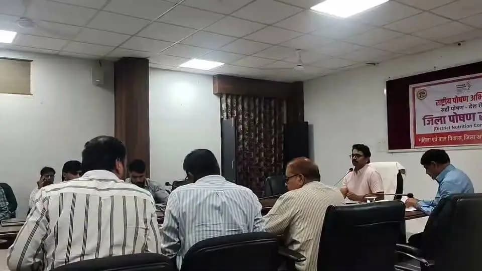 ▶️आंगनवाड़ी केन्द्रों में दर्ज सभी बच्चों की नियमित स्वास्थ्य देखभाल एवं मॉनिटरिंग की जाए- कलेक्टर डॉ.मीना
▶️जिला स्तरीय पोषण समिति की बैठक में कलेक्टर ने दिए निर्देश
जिले के आंगनवाड़ी केन्द्रों में दर्ज सभी बच्चों की कार्यकर्ता द्वारा नियमित रूप से स्वास्थ्य देखभाल की जाए तथा सुपरवाईजर केन्द्रों की नियमित मॉनिटरिंग कर सुनिश्चित करें कि आंगनवाड़ी में दर्ज बच्चों का सुपोषण बना रहें। यह निर्देश कलेक्टर डॉ. शेर सिंह मीना ने सोमवार को कलेक्टोरेट सभाकक्ष में आयोजित जिला स्तरीय पोषण समिति की बैठक में महिला एवं बाल विकास विभाग की योजनाओं की समीक्षा करते हुए दिए।
बैठक में जिला पंचायत सीईओ श्री बीएस सोलंकी, सीएमएचओ डॉ. दिनेश देहलवार, जिला कार्यक्रम अधिकारी महिला एवं बाल विकास विभाग श्री राजीव गुप्ता, सभी बीएमओ, सीडीपीओ एवं सुपरवाईजर उपस्थित थी।
बैठक में कलेक्टर ने नवजात शिशुओं के जन्म के समय ही आधार पंजीयन कार्य की समीक्षा कर निर्देश दिए कि प्रसूति के बाद स्वास्थ्य संस्थाओं में ही शिशुओं का आधार पंजीयन कर, उन्हें आधार कार्ड उपलब्ध करवाया जाए। बैठक में टेक होम राशन वितरण की समीक्षा में बताया गया कि पोषण ट्रेकर एप्प के माध्यम से पंजीकृत 80 प्रतिशत गर्भवती महिलाओं और 83 प्रतिशत धात्री महिलाओं को टेक होम राशन वितरण किया गया है। आंगनवाड़ी केन्द्रों के माध्यम से 3 से 6 वर्ष के बच्चों को माह में 21 दिन गर्म पका भोजन प्रदान किया गया है, जो कि 84 प्रतिशत है। कलेक्टर ने 'सैम' एवं 'मैम' श्रेणी के बच्चों का नियमित रूप से समय पर निर्धारित 12 फॉलोअप करवाकर उनमें श्रेणी सुधार करवाने के निर्देश दिए। कलेक्टर ने एनआरसी में भर्ती बच्चों के रिकवरी रेट, अपार आईडी बनाने, आभा आईडी बनाने, गर्भवती महिलाओं के पंजीयन, एएनसी जांच, टीकाकरण आदि बिन्दुओं पर भी विस्तार से समीक्षा की।
स्वास्थ्य विभाग की समीक्षा में कलेक्टर ने निर्देश दिए कि एनआरसी में भर्ती बच्चों का नियमित रूप से उपचार एवं फॉलोअप कर श्रेणी सुधार के विशेष प्रयास करें। उन्होंने सभी स्वास्थ्य संस्थाओं में शिशुओं की उपचार व्यवस्था को सुदृढ़ बनाने के भी निर्देश सभी बीएमओ को दिए।
CM Madhya Pradesh
Jansampark Madhya Pradesh
Department Of Women Child Development, Madhya Pradesh
#agarmalwa
#आगरमालवा