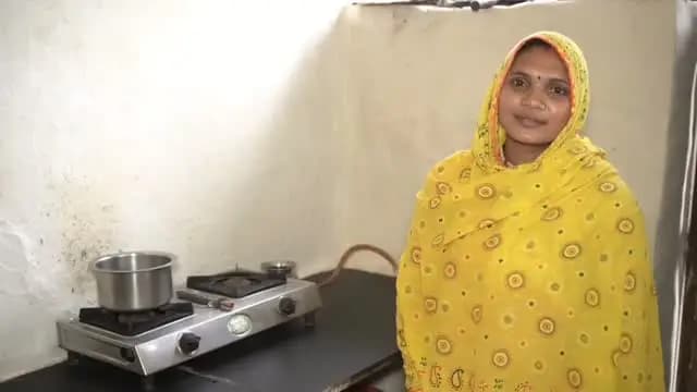 *कहानी बदलाव की*
*प्रधानमंत्री उज्ज्वला योजना से धुएँ से मिली मुक्ति, आसान हुई रूबिता आदिवासी की जिंदगी*
जिले के ग्राम हातोद की रहने वाली रूबिता आदिवासी का जीवन पहले काफी कठिनाइयों से भरा था। ग्रामीण अंचल की अन्य महिलाओं की तरह उन्हें भी प्रतिदिन अपने परिवार का भोजन तैयार करने के लिए पारंपरिक मिट्टी के चूल्हे का सहारा लेना पड़ता था। चूल्हा जलाने के लिए सूखी लकड़ियाँ एकत्र करने हेतु रूबिता को रोज़ कड़ा परिश्रम करते हुए दूर जंगल जाना पड़ता था। चूल्हे से निकलने वाले अत्यधिक धुएँ के कारण न केवल उनकी आँखों और स्वास्थ्य पर बुरा प्रभाव पड़ता था, बल्कि खाना बनाने में उनका काफी समय और ऊर्जा भी नष्ट होती थी।
रूबिता आदिवासी के जीवन में यह बड़ा और सुखद बदलाव केंद्र सरकार की जनकल्याणकारी ‘प्रधानमंत्री उज्ज्वला योजना’ के माध्यम से आया। योजना के अंतर्गत जब रूबिता को निशुल्क एलपीजी गैस कनेक्शन एवं सिलेंडर प्रदान किया गया, तो उन्हें वर्षों पुराने इस दै�