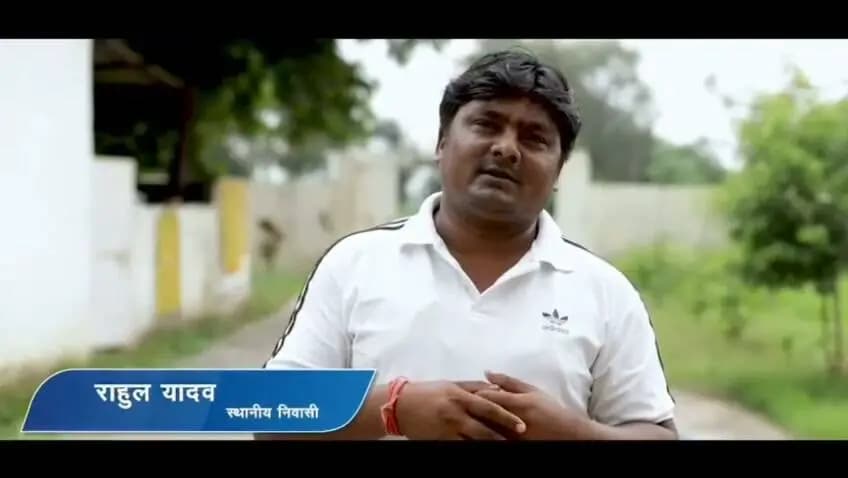 #SuccessStory
#SewaSankalpAbhiyan - सेवा की कहानी
सड़क आई तो बदली गांव की तस्वीर, आसान हुआ खेत से मंडी और गांव से अस्पताल तक का सफर
मुरैना-अंबाह मार्ग से माता बसैया तक बनी सड़क ने ग्रामीणों को दिए सुविधा, अवसर और विकास के नए रास्ते
किसी गांव के लिए सड़क केवल आवागमन का रास्ता नहीं होती, बल्कि वह गांव की तरक्की का ऐसा माध्यम होती है, जो खेतों को बाजार से, बच्चों को स्कूल से, मरीजों को अस्पताल से और गांव को शहर से जोड़ती है। मुरैना-अंबाह मार्ग से माता बसैया तक बनी सड़क ने भी इसी बदलाव को साकार किया है। 7.29 किलोमीटर लंबी और 7 मीटर चौड़ी यह सड़क 1025.15 लाख रुपये की लागत से निर्मित हुई है। सड़क बनने के बाद माता बसैया के ग्रामीणों के लिए दूरी तो कम हुई ही है, साथ ही रोजमर्रा की जिंदगी में आने वाली कई मुश्किलें भी आसान हुई हैं।
जहां पहले गांव से बाहर निकलने में समय और परेशानी दोनों लगते थे, वहीं अब पक्की और सुगम सड़क से ग्रामीण आसानी से मुरैना-अंबाह मार्ग तक पहुंच रहे हैं। सुबह खेतों की ओर जाते किसान हों या जरूरी काम से शहर जाने वाले ग्रामीण, सड़क ने सभी के सफर को पहले की तुलना में सहज बनाया है। गांव में दौड़ते वाहनों और सड़क पर बढ़ी आवाजाही के साथ ग्रामीणों को अब अपने गांव में भी विकास की नई संभावनाएं दिखाई देने लगी हैं।
“अब लगता है हमारा गांव भी शहर से जुड़ गया है”
माता बसैया निवासी श्री बृजकिशोर के लिए सड़क निर्माण गांव की बदलती तस्वीर का अनुभव है। वे बताते हैं कि पहले गांव से बाहर निकलने के लिए कई तरह की परेशानियों का सामना करना पड़ता था। बरसात के दिनों में रास्ते की स्थिति और भी कठिन हो जाती थी। अब सड़क बनने के बाद आवागमन सुगम हुआ है और गांव तक लोगों की पहुंच भी आसान हुई है।
वे कहते हैं कि सड़क बनने के बाद ऐसा महसूस होता है कि हमारा गांव भी शहर से अच्छी तरह जुड़ गया है। अब जरूरी सामान लेने, शासकीय काम से शहर जाने या किसी रिश्तेदार के आने-जाने में पहले जैसी परेशानी नहीं होती। उनके अनुसार अच्छी सड़क केवल रास्ता नहीं बनाती, बल्कि गांव के विकास के लिए नए रास्ते भी खोलती है।
फसल खेत में उगाने से लेकर मंडी तक पहुंचाने का सफर हुआ आसान
किसान श्री रामलखन मौर्य के लिए सड़क का महत्व सीधे उनकी खेती और आमदनी से जुड़ा है। वे बताते हैं कि किसान के लिए फसल तैयार करना जितना महत्वपूर्ण है, उतना ही जरूरी है कि उसे सही समय पर बाजार और मंडी तक पहुंचाया जा सके। सड़क की बेहतर सुविधा मिलने से कृषि उपज के परिवहन में आसानी हुई है।
पहले रास्ते की स्थिति को लेकर चिंता रहती थी और फसल को बाजार तक ले जाने में समय और अतिरिक्त मेहनत लगती थी। अब बेहतर सड़क के कारण वाहन आसानी से गांव तक पहुंचते हैं और किसान अपनी उपज को सुविधाजनक तरीके से मंडी तक ले जा पा रहे हैं। श्री रामलखन कहते हैं कि सड़क ने खेती के काम को थोड़ा आसान किया है और किसान अब अपनी उपज को लेकर पहले की तुलना में अधिक सहज महसूस करते हैं।
जरूरत की घड़ी में अस्पताल तक पहुंचना हुआ आसान
सड़क का सबसे बड़ा महत्व उन परिवारों के लिए है, जिन्हें कभी अचानक इलाज के लिए गांव से बाहर जाना पड़ता है। ग्रामीण बताते हैं कि पहले किसी मरीज को उपचार के लिए शहर ले जाना चिंता का विषय बन जाता था। रास्ते की कठिनाई और आवागमन में लगने वाला समय परेशानी बढ़ा देता था।
अब बेहतर सड़क संपर्क के कारण मुरैना और आसपास के स्वास्थ्य केंद्रों तक पहुंचना आसान हुआ है। आपात स्थिति में मरीज को समय पर अस्पताल ले जाने में सुविधा मिल रही है। ग्रामीणों के लिए यह बदलाव केवल सुविधा नहीं, बल्कि जरूरत के समय मिलने वाली राहत है।
बच्चों की पढ़ाई और रोजमर्रा के काम भी हुए आसान
सड़क निर्माण का असर गांव के बच्चों और युवाओं की दिनचर्या पर भी दिखाई देता है। बेहतर आवागमन से स्कूल, कॉलेज और अन्य शैक्षणिक संस्थानों तक पहुंच आसान हुई है। इसी तरह रोजगार, बाजार और अन्य आवश्यक सेवाओं के लिए आने-जाने वाले ग्रामीणों को भी सुविधा मिली है।
श्री अभय यादव, श्री विवेक यादव एवं श्रीमती मुन्नी शर्मा का कहना है कि सड़क बनने के बाद गांव का संपर्क बेहतर हुआ है। अब गांव में आने-जाने वाले लोगों को भी सुविधा होती है और ग्रामीणों को आवश्यक कार्यों के लिए बाहर जाने में कम परेशानी होती है। उनके अनुसार सड़क ने गांव को विकास की मुख्यधारा से जोड़ने में महत्वपूर्ण भूमिका निभाई है।
सड़क के साथ गांव तक पहुंचे विकास के नए अवसर
माता बसैया के ग्रामीणों के अनुभव बताते हैं कि किसी गांव में सड़क पहुंचने का अर्थ केवल दो स्थानों के बीच दूरी कम होना नहीं है। सड़क के साथ बाजार तक पहुंच आसान होती है, कृषि उपज को बेहतर तरीके से बाहर ले जाने का रास्ता मिलता है, बच्चों के लिए शिक्षा तक पहुंच सुगम होती है और जरूरत के समय स्वास्थ्य सेवाओं तक पहुंच आसान होती है।
मुरैना-अंबाह मार्ग से माता बसैया तक निर्मित 7.29 किलोमीटर लंबी सड़क आज ग्रामीणों के लिए सुविधा और विकास का माध्यम बन चुकी है। कभी जिन रास्तों पर सफर करना एक चुनौती हुआ करता था, वहीं आज उसी रास्ते से किसान अपनी उपज लेकर मंडी जा रहे हैं, ग्रामीण उपचार के लिए शहर पहुंच रहे हैं और बच्चे शिक्षा के लिए आगे बढ़ रहे हैं।
प्रधानमंत्री श्री नरेंद्र मोदी एवं मुख्यमंत्री डॉ. मोहन यादव की डबल इंजन की सरकार में निर्मित यह सड़क ग्रामीण क्षेत्र में आवागमन को सुगम बनाने के साथ विकास की संभावनाओं को भी गति दे रही है। प्रधानमंत्री श्री नरेन्द्र मोदी के नेतृत्व में ग्रामीण क्षेत्रों को बेहतर सड़क संपर्क से जोड़ने के प्रयासों के क्रम में माता बसैया तक पहुंची यह सड़क ग्रामीणों के लिए सुविधा, अवसर और आत्मविश्वास का नया मार्ग बनी है।
माता बसैया की बदलती तस्वीर इस बात की गवाही दे रही है कि विकास का कोई काम जब लोगों की रोजमर्रा की जरूरतों से जुड़ता है, तो उसका असर दूर तक दिखाई देता है। खेत से मंडी तक आसान हुआ रास्ता, मरीज के लिए अस्पताल तक पहुंचती सड़क और बच्चों के लिए खुलते नए अवसर—यही इस सड़क से आए बदलाव की असली कहानी है।
#JansamparkMP #morena2026 #Morena #MadhyaPradesh Jansampark Madhya Pradesh