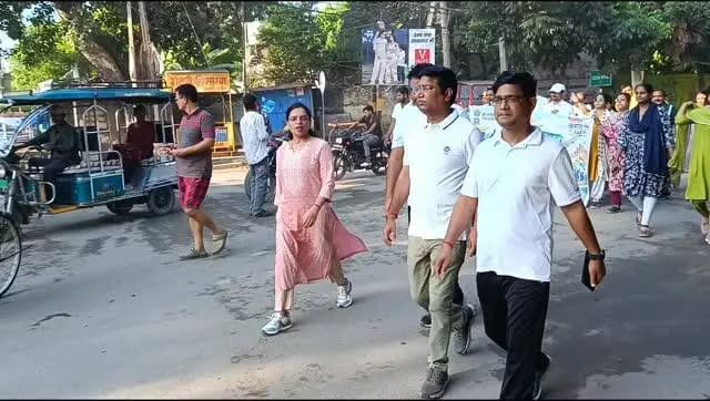 सेवा संकल्प अभियान के तहत आयोजित हुई ‘सेवा ज्योति यात्रा’
छपरा, 22 सितंबर 2026। जिला पदाधिकारी, सारण श्री वैभव श्रीवास्तव के निर्देशानुसार सेवा संकल्प अभियान के अंतर्गत आज 22 सितंबर 2026 को प्रातः 7:00 बजे ‘सेवा ज्योति यात्रा’ (पैदल यात्रा) का आयोजन किया गया।
सेवा ज्योति यात्रा राजेंद्र स्टेडियम से प्रारंभ होकर समाहरणालय परिसर तक पहुंची। यात्रा में जिला स्तरीय विभिन्न विभागों के पदाधिकारी एवं कर्मियों के साथ-साथ सारण अकैडमी प्लस टू उच्च विद्यालयों के शिक्षक एवं छात्र-छात्राएं, स्काउट एंड गाइड के सदस्य तथा जिले के विभिन्न विद्यालयों के छात्र-छात्राओं ने उत्साहपूर्वक भाग लिया।
यात्रा के दौरान प्रतिभागियों ने सेवा, समर्पण एवं जनभागीदारी की भावना के साथ सेवा संकल्प अभियान के उद्देश्यों को जन-जन तक पहुंचाने का संदेश दिया। विद्यार्थियों एवं अन्य प्रतिभागियों की सहभागिता के माध्यम से समाज में सेवा और उत्तरदायित्व की भावना को प्रोत्साहि�