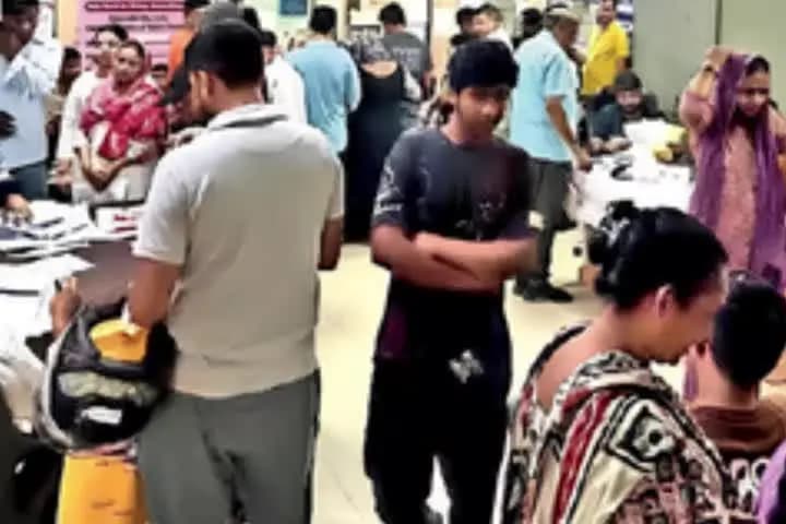 करोल बाग: निर्वाचन नोटिस की अंग्रेजी भाषा बनी परेशानी, मतदाता मतदान केंद्र अधिकारी पर निर्भर