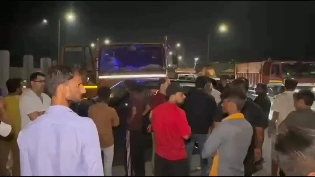 यमुना विहार: गीता कॉलोनी में भीषण सड़क हादसा, ट्रक की टक्कर से कार बुरी तरह क्षतिग्रस्त; 5 लोग बाल-बाल बचे