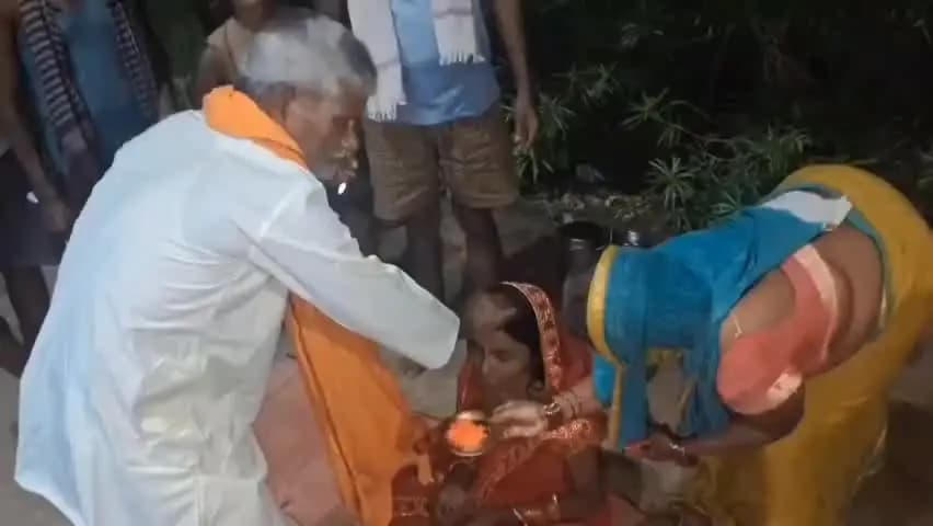सूरजगढ़: पीरी बाजार थाना क्षेत्र अंतर्गत रामपुर में 60 वर्षीय व्यक्ति की काफी कम उम्र की युवती से शादी का वीडियो हो रहा वायरल
