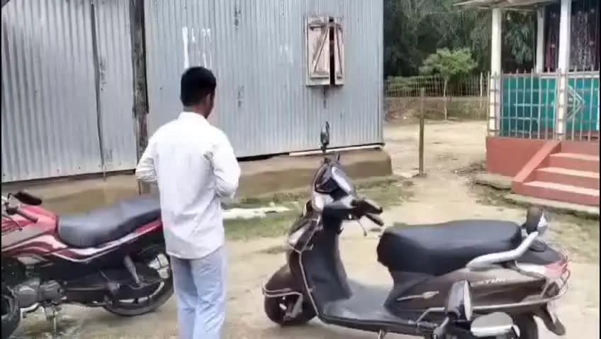 আলিপুরদুয়ার ২: মধ্য পারো কাটায় বাবার মৃতদেহ বাড়িতে রেখেই পরীক্ষা দিল ছেলে কামাখ্যাগুড়িতে