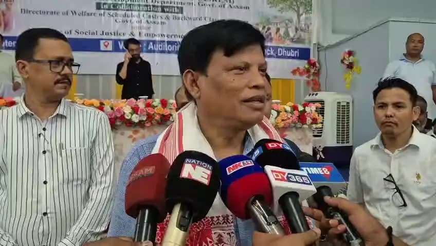 ধুবুৰী ভাগ: ধুবুৰী জিলাৰ ১১১৩ টা আত্মসহায়ক গোটক এককালীন আৰ্থিক সাহায্য প্ৰদানকলৈ মন্ত্ৰী অশ্বিনী ৰায় সৰকাৰ প্ৰতিক্ৰিয়া।