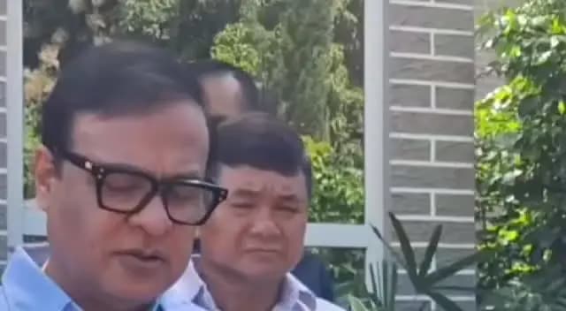 ডিফু: অসমৰ মুখ্যমন্ত্ৰী ড০ হিমন্ত বিশ্ব শৰ্মাই মঙলবাৰে কাৰ্বি আংলঙৰ ডিফুৰ তাৰালাংছ’ত সংবাদ মাধ্যমৰ সৈতে মত-বিনিময় কৰে