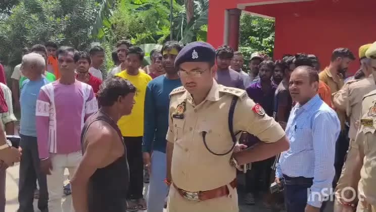 छिबरामऊ: वहवलपुर में एक घर में बन रही आतिशबाजी के कारण हुआ ब्लास्ट, एक व्यक्ति गंभीर रूप से झुलस, भारी संख्या में आतिशबाजी बरामद