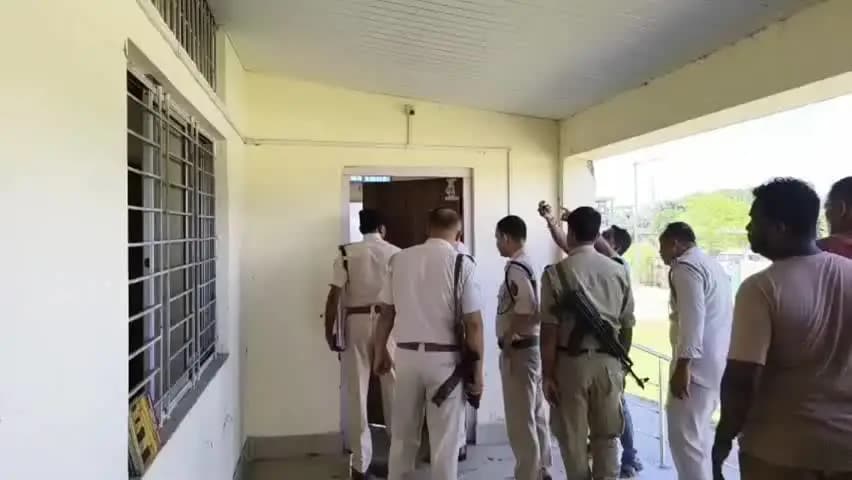 বিলাসীপাৰা ভাগ: বিলাসীপাৰাৰ ৰেল ষ্টেচনৰ কোঠাত চিপ জুৰি ৰহস্য জনক আত্মহনন এগৰাকী শ্ৰমিকৰ।