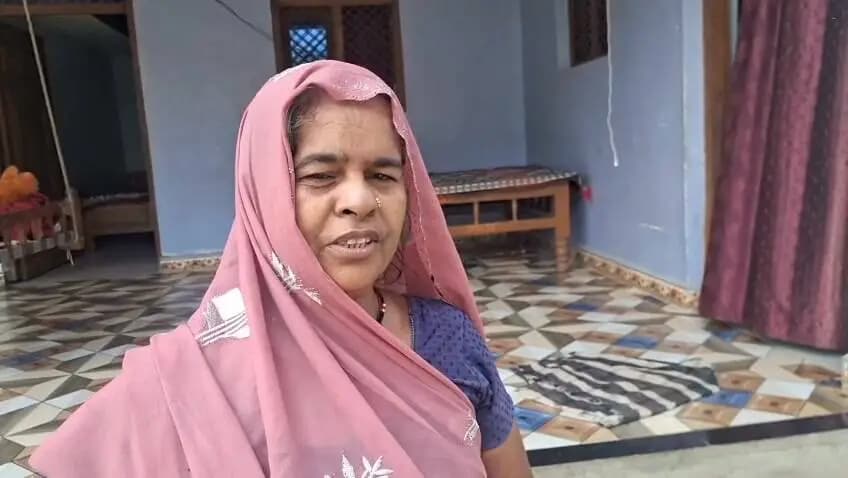 सेवा संकल्प अभियान 2026
गैस चूल्हे की सौगात, महिलाओं के जीवन में आया धूएँ से छुटकारा और सुकून!इस वीडियो में ग्राम जनकपुर की रहने वाली श्रीमती सविता जी अपना अनुभव और खुशी साझा कर रही हैं उन्होंने बताया कि पहले वे चूल्हे पर लकड़ी जलाकर रोटियां बनाती थीं अब प्रधानमंत्री मोदी जी द्वारा शुरू की गई उज्ज्वला योजना के तहत गैस चूल्हा मिलने से वे बहुत आसानी से गैस पर रोटियां बनाती हैं इस बड़ी राहत और सुविधा के लिए उन्होंने माननीय प्रधानमंत्री मोदी जी का धन्यवाद किया है
महिलाओं का सशक्तिकरण और उनका स्वास्थ्य, हमारी प्राथमिकता!
#jansamparkMP #sagar #AshirwadKaDiya #SevaSankalp2026