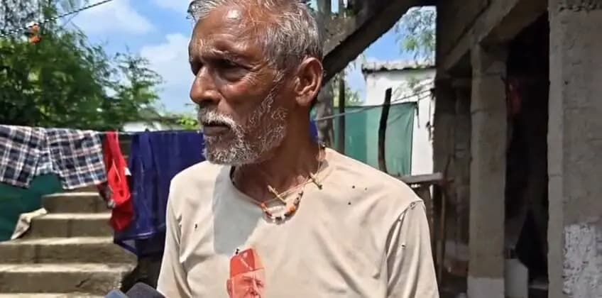 सेवा संकल्प अभियान 2026
पक्के घर और योजनाओं की सौगात, जीवन में आया सम्मान और सुकून!इस वीडियो में एक स्थानीय बुजुर्ग नागरिक अपना अनुभव और खुशी साझा कर रहे है उन्होंने बताया कि पहले वे कच्चे मकान में रहते थे और उन्हें काफी परेशानियों का सामना करना पड़ता था जब से प्रधानमंत्री नरेंद्र मोदी जी ने उन्हें पक्का मकान बना कर दिया है, तब से वे अपने घर में सुख से रह रहे हैं。 इस बड़ी राहत और सहायता के लिए उन्होंने माननीय प्रधानमंत्री मोदी जी को धन्यवाद दिया है बुजुर्गों का सम्मान और उनका समग्र कल्याण, हमारी प्राथमिकता!
#jansamparkMP #sagar #AshirwadKaDiya #SevaSankalp2026