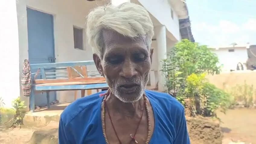 सेवा संकल्प अभियान 2026
पक्के घर और गैस कनेक्शन की सौगात, जीवन में आया आराम और सुकून!इस वीडियो में एक स्थानीय बुजुर्ग नागरिक अपना अनुभव और खुशी साझा कर रहे है उन्होंने बताया कि पहले वे कच्चे मकान में रहते थे और लकड़ी जलाकर रोटी-पानी बनाते थे, जिससे उन्हें बहुत कठिनाई होती थी अब शासन की ओर से उन्हें पक्का मकान मिल गया है, जिससे वे आराम से अपने घर में रह रहे हैं। इसके साथ ही उन्हें गैस सिलेंडर भी मिल गया है, जिससे उन्हें धुएं से राहत मिली है। इन सभी सुविधाओं के लिए उन्होंने माननीय प्रधानमंत्री मोदी जी का धन्यवाद किया है
बुजुर्गों का सम्मान और उनका समग्र कल्याण, हमारी प्राथमिकता!
#jansamparkMP #sagar #AshirwadKaDiya #SevaSankalp2026