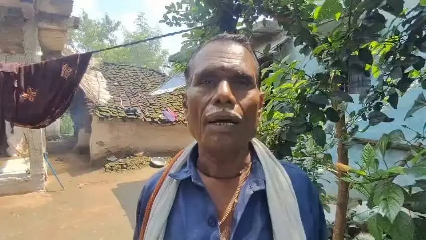 सेवा संकल्प अभियान 2026
पक्के घर और पेंशन की सौगात, बुजुर्गों के जीवन में आया सम्मान और सुकून!इस वीडियो में ग्राम जनकपुर के रहने वाले बुजुर्ग श्री रामलाल अहिरवार जी अपना अनुभव और खुशी साझा कर रहे हैं उन्होंने बताया कि शासन की कल्याणकारी योजनाओं के तहत उन्हें पक्का मकान मिला है। इसके साथ ही उन्हें सम्मान निधि और अन्य योजनाओं का पूरा लाभ प्राप्त हो रहा है, जिससे उनकी कई परेशानियां दूर हुई हैं। जीवन के इस पड़ाव पर मिले इस मजबूत संबल के लिए उन्होंने माननीय प्रधानमंत्री नरेंद्र मोदी जी को हृदय से धन्यवाद दिया है。 बुजुर्गों का सम्मान और उनका समग्र कल्याण, हमारी प्राथमिकता!
#jansamparkMP #sagar #AshirwadKaDiya #SevaSankalp2026