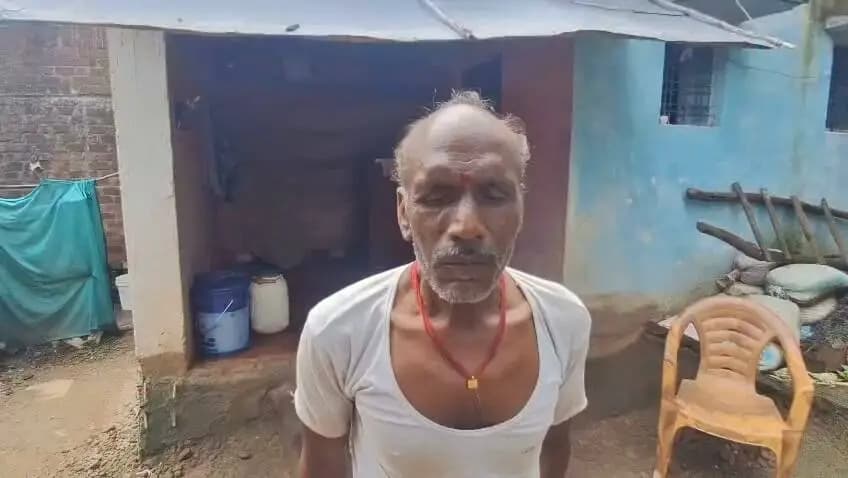 ➡️ सेवा संकल्प अभियान 2026
पक्के घर और पेंशन की सौगात, बुजुर्गों के जीवन में आया सम्मान और सुकून!इस वीडियो में ग्राम जनकपुर के रहने वाले बुजुर्ग श्री राम प्यारे अहिरवार जी अपना अनुभव और खुशी साझा कर रहे हैं उन्होंने बताया कि पहले उन्हें कच्चे मकान में बारिश और धूप के कारण बहुत परेशानी होती थी। अब शासन की कल्याणकारी योजनाओं के तहत उन्हें रहने के लिए पक्का मकान (छत) मिल गया है। जीवन के इस पड़ाव पर मिले इस मजबूत आशियाने के लिए उन्होंने माननीय प्रधानमंत्री नरेंद्र मोदी जी को हाथ जोड़कर हृदय से धन्यवाद दिया है।
बुजुर्गों का सम्मान और उनका समग्र कल्याण, हमारी प्राथमिकता!
#jansamparkMP #sagar #AshirwadKaDiya #SevaSankalp2026