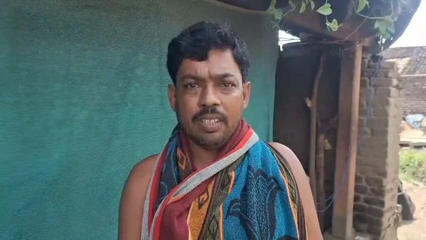➡️ सेवा संकल्प अभियान 2026
पक्के घर और पेंशन की सौगात, बुजुर्गों के जीवन में आया सम्मान और सुकून!इस वीडियो में ग्राम जनकपुर के रहने वाले श्री रघुराज सिंह लोधी जी अपना अनुभव और खुशी साझा कर रहे हैं। उन्होंने बताया कि शासन की कल्याणकारी योजनाओं के तहत उन्हें रहने के लिए प्रधानमंत्री आवास योजना के अंतर्गत पक्का मकान मिला है। इसके साथ ही उन्हें सम्मान निधि का लाभ भी प्राप्त हो रहा है। जीवन के इस पड़ाव पर मिले इस मजबूत आर्थिक संबल और पक्के मकान की सुविधा के लिए उन्होंने माननीय प्रधानमंत्री जी को हृदय से धन्यवाद दिया है। बुजुर्गों का सम्मान और उनका समग्र कल्याण, हमारी प्राथमिकता!
#jansamparkMP #sagar #AshirwadKaDiya #SevaSankalp2026