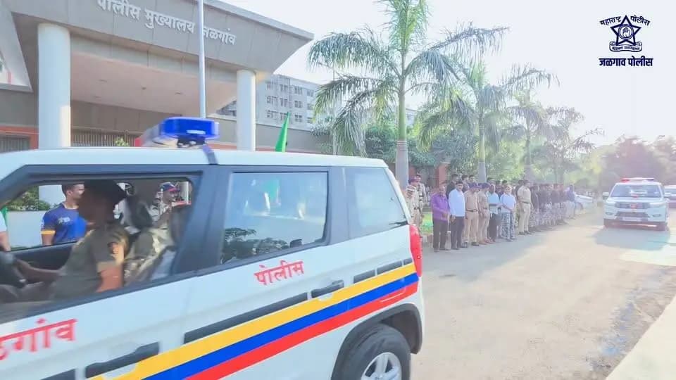 🚔 जळगाव पोलीस दलाला १२ नव्या वाहनांची साथ!
🎯पालकमंत्री गुलाबराव पाटील यांच्या हस्ते १२ नवीन वाहनांचा लोकार्पण सोहळा संपन्न झाला. यावेळी पोलीस मुख्यालयात श्री गणपती बाप्पाची आरती देखील पालकमंत्री गुलाबराव पाटील यांच्या हस्ते करण्यात आली. याप्रसंगी पोलीस अधीक्षक श्रीकांत धिवरे यांच्यासह जळगाव पोलीस दलातील अनेक अधिकारी उपस्थित होते. 🙏🏻🚩
📍नवीन वाहनांमुळे जळगाव पोलीस दलाची कार्यक्षमता आणि नागरिकांना तातडीने सेवा देण्याची क्षमता अधिक बळकट होणार आहे.
गणपती बाप्पा मोरया! 🚩
जळगाव पोलीस — नागरिकांच्या सुरक्षेसाठी सदैव तत्पर! 🚔