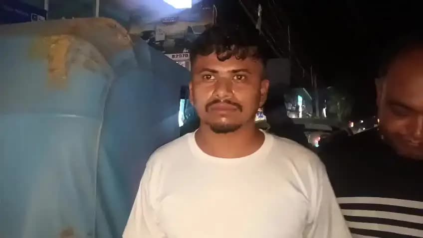 সোনামুড়া: মেলাঘর দ্রুতগামী বিলাসবহুল গাড়ির ধাক্কায় ক্ষতিগ্রস্ত টমটম