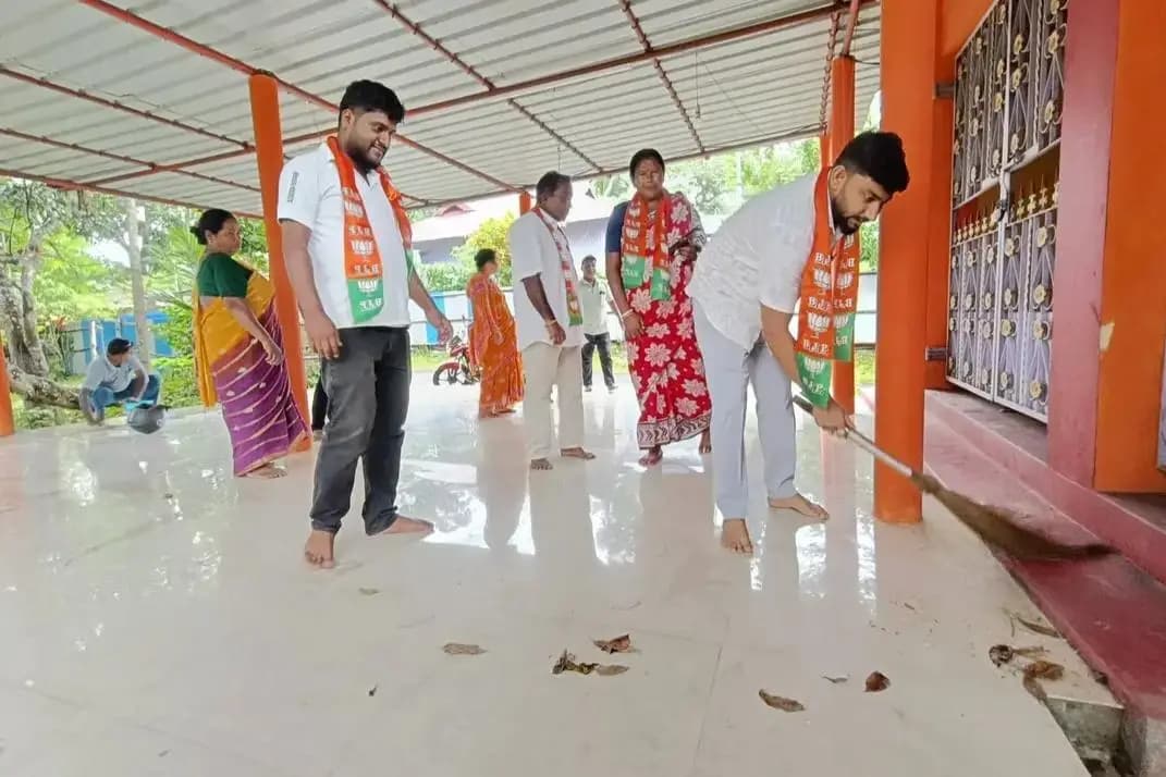 খোয়াই: মাইগঙ্গা কালী মন্দিরে যুব মোর্চার উদ্যোগে স্বচ্ছ ভারত কর্মসূচি