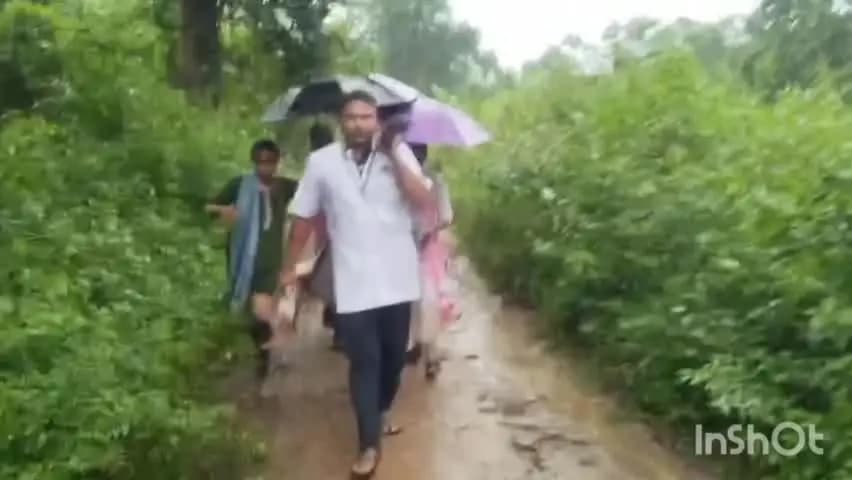 ପଦ୍ମପୁର: ଗୁଲୁଗୁଡା ଗ୍ରାମପଞ୍ଚାୟତର କଞ୍ଚାକରଡ଼ା ଗାଁ ରେ ଜନନୀ ଯନ୍ତ୍ରଣା, ଖଟିଆରେ ବୁହାହେଲେ ୩ କିଲୋମିଟର, ମାନବିକତା ଦେଖାଇଲେ ଆମ୍ବୁଲାନ୍ସ ଡ୍ରାଇଭର