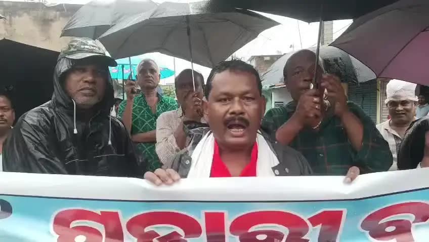 ଗୁଣୁପୁର: ବାଇନାଗୁଡ଼ା_ଗୁଡ଼ାରୀ ରାସ୍ତାମରାମତି ଦାବିରେ ଗୁଡ଼ାରୀ ୧୨ଘଣ୍ଟିଆବନ୍ଦ,ଶୁଣିବାcpimlଲିବରେଶନ ନେତା ତ୍ରିପତିଗମାଙ୍ଗଙ୍କ ଶୁଣିବା ପ୍ରତିକ୍ରିୟା