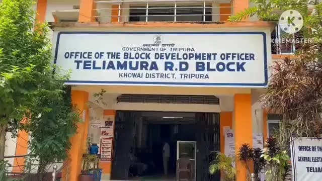তেলিয়ামুড়া: VC নির্বাচনে নিযুক্ত থাকা সরকারি কর্মচারীদের ভোট গ্রহণ প্রক্রিয়া শুরু হয় সকাল দশটা থেকে তেলিয়ামুড়া আর ডি ব্লক অফিসে