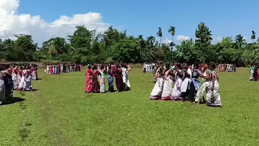 ঢেকিয়াজুলি ভাগ: আদিবাসী সংস্কৃতি সংৰক্ষণ সমিতিৰ উদ্যোগত বৰছলা চাহ বাগিছাত কৰম নাচ কৰ্মশালা শুভাৰম্ভ