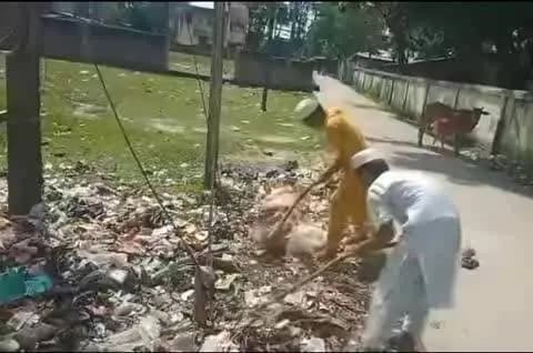 नगर पंचायत पौआखाली के शीशागाछी में मदरसा के सामने गीले और सूखे कचरे का अंबार लगे होने का वीडियो सोशल मीडिया वायरल