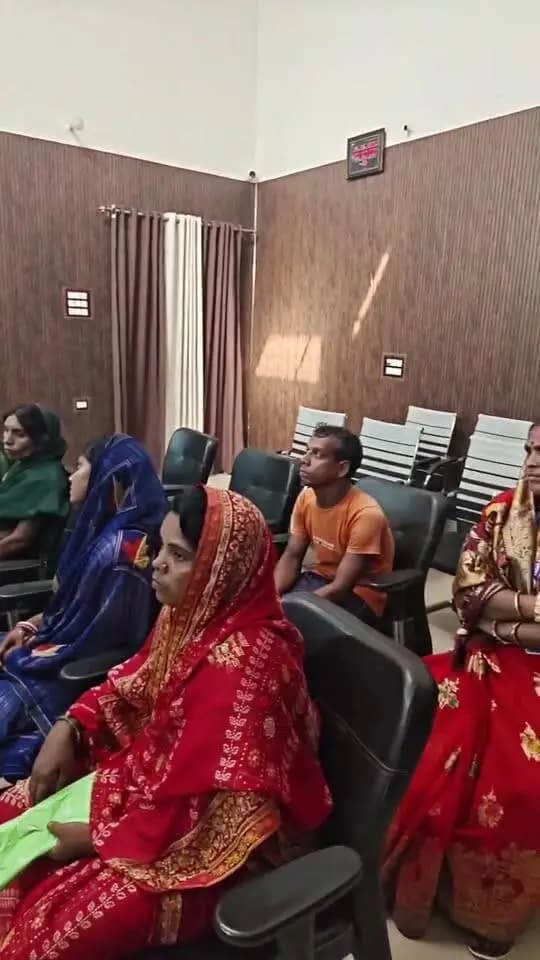 सुल्तानगंज प्रखंड अंतर्गत ग्राम उधाडीह, पंचायत वीरखुदर में कर्मा-धर्मा एकादशी के अवसर पर तालाब में स्नान एवं पूजा के लिए फूल तोड़ने के क्रम में एक दुखद घटना घटित हुई।
घटना में मृत 6 व्यक्तियों के आश्रितों को आज माननीय विधायक सुल्तानगंज प्रो. ललित नारायण मंडल, अपर समाहर्ता, आपदा प्रबंधन श्री कुंदन कुमार एवं अनुमंडल पदाधिकारी, सदर भागलपुर श्री विकास कुमार द्वारा अनुमंडल पदाधिकारी के कार्यालय कक्ष में नियमानुसार ₹4-₹4 लाख का अनुग्रह सहायता राशि का चेक प्रदान किया गया
जिला प्रशासन, भागलपुर शोकाकुल परिवारों के प्रति अपनी गहरी संवेदना व्यक्त करता है तथा नियमानुसार हरसंभव सहायता उपलब्ध कराने के लिए प्रतिबद्ध है।
#भागलपुर #सुल्तानगंज #जिला_प्रशासन_भागलपुर #कर्माधर्मा_एकादशी #अनुग्रह_सहायता #आपदा_प्रबंधन #सुल्तानगंज_प्रखंड #उधाडीह #वीरखुदर #Bhagalpur #Sultanganj #Bihar
#SevaSankalpAbhiyan
#biharaabharpm
#AshirwadKaDiya