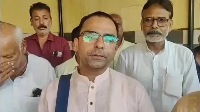 शामली: शामली में उपाध्याय समाज की बैठक में दिल्ली से पहुंचे व्यक्ति ने सभासद की संपत्ति की जांच की मांग की