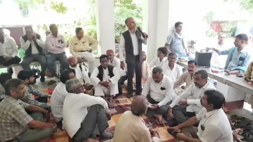 बैरिया: बैरिया तहसील प्रशासन के खिलाफ अधिवक्ताओं ने फूंका आन्दोलन का बिगुल, प्रदर्शन के बाद धरने पर बैठे
