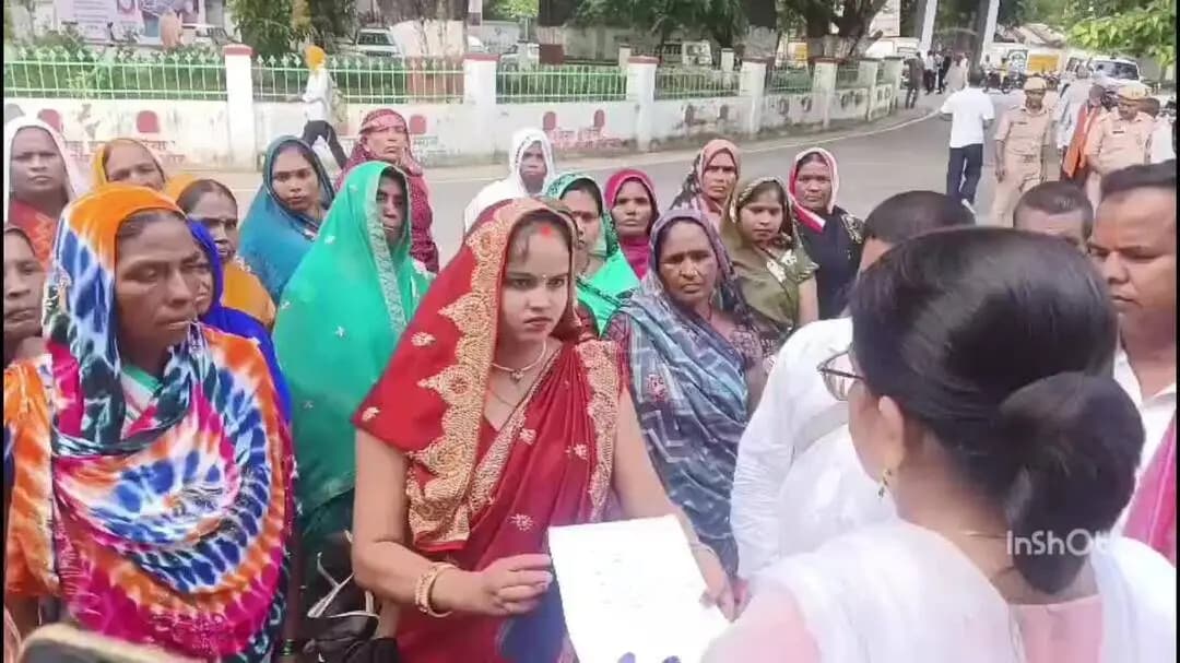 बलिया: गंगापुर के ग्रामीणों ने डीएम प्रतिनिधि को ज्ञापन सौंपा, बस्ती विकास और राहत सामग्री की मांग की