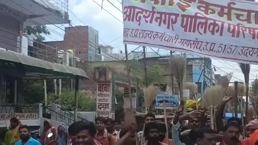 रसड़ा: रसड़ा के सफाई कर्मी झाड़ू लेकर सड़क पर उतरे, मांगों को लेकर किया प्रदर्शन, मांगें पूरी न होने पर आंदोलन की चेतावनी