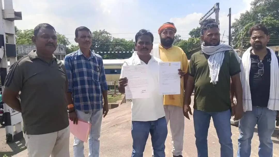 झरिया/जोरापोखर/सिंदरी: भागा रेलवे फाटक पर ओवरब्रिज निर्माण की मांग, सांसद प्रतिनिधि ने दी आत्मदाह की चेतावनी