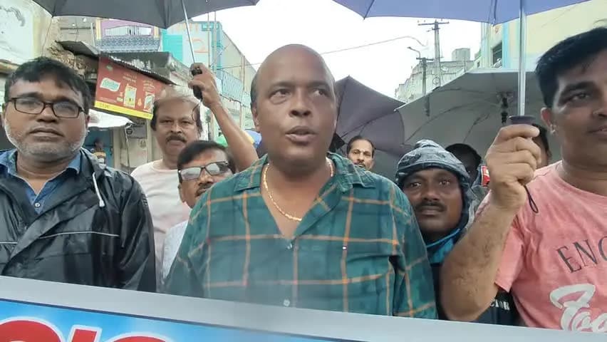 ରାୟଗଡା: ଗୁଡାରି ସହରର ବିଭିନ୍ନ ସମସ୍ୟା ନେଇ ସହର ବନ୍ଦ ଡାକରାରେ ସାମିଲ ହୋଇ ସନ୍ତୋଷ ମହାନ୍ତିଙ୍କ ପ୍ରତିକ୍ରିୟା