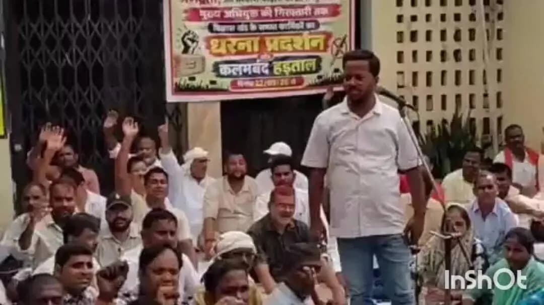 बलिया: बेरुआरबारी में एडीओ पंचायत के खिलाफ अभद्रता के विरोध में धरना, गिरफ्तारी तक आंदोलन का ऐलान