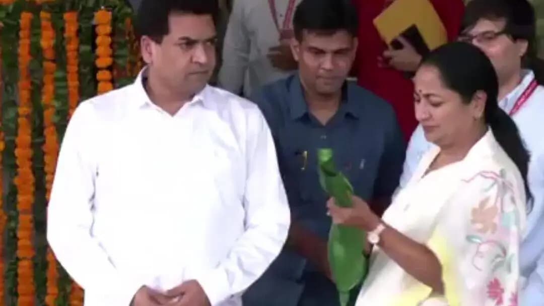 दिल्ली की मुख्यमंत्री रेखा गुप्ता ने नमो श्रमिक सेवा केंद्र वैन लॉन्च किया
