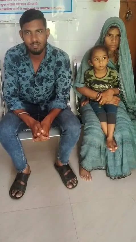 #successstory
📍आरबीएसके से राजवीर को मिली नई मुस्कान
राष्ट्रीय बाल स्वास्थ्य कार्यक्रम के तहत ग्राम पिपलोन निवासी 3 वर्षीय राजवीर की कटे होंठ एवं फटे तालु की सर्जरी भोपाल में निःशुल्क कराई गई।
📌 अप्रैल 2025 से अगस्त 2026 तक नीमच जिले में—
• 1,31,938 बच्चों का स्वास्थ्य परीक्षण
• 14,339 बच्चों का उपचार
• 878 सर्जरी निःशुल्क
आरबीएसके क्या है?
राष्ट्रीय बाल स्वास्थ्य कार्यक्रम के तहत 0 से 18 वर्ष तक के बच्चों की स्वास्थ्य जांच स्कूलों एवं आंगनवाड़ी केंद्रों में की जाती है। जांच में बीमारी, पोषण संबंधी समस्या, विकास संबंधी विकार या जन्मजात विकृति पाए जाने पर बच्चों को आवश्यकतानुसार निःशुल्क उपचार एवं सर्जरी उपलब्ध कराई जाती है।
समय पर पहचान, विशेषज्ञ उपचार और निःशुल्क स्वास्थ्य सेवा—आरबीएसके बच्चों के बेहतर स्वास्थ्य की दिशा में महत्वपूर्ण पहल।
CM Madhya Pradesh
Jansampark Madhya Pradesh
#neemuch #नीमच #rbsk #आरबीएसके