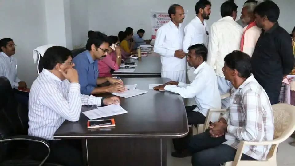 कलेक्टर डॉ. शेर सिंह मीना ने आज कलेक्ट्रेट कार्यालय में जनसुनवाई कर जिले के नागरिकों की समस्याएं सुनीं।
उन्होंने नागरिकों से प्राप्त आवेदनों एवं शिकायतों को गंभीरता से लेते हुए संबंधित अधिकारियों को नियमानुसार परीक्षण कर समय-सीमा में निराकरण सुनिश्चित करने के निर्देश दिए।
#AgarMalwa #जनसुनवाई #Jansunwai
