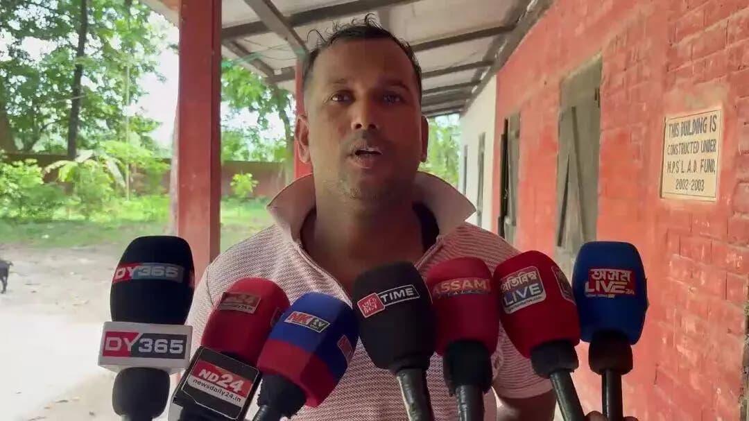 বিলাসীপাৰা ভাগ: চাপৰ ৰায়ঝৰা উচ্চ মাধ্যমিক বিদ্যালয় চৌহদত এজন শিশু শ্ৰমিকৰ আত্মহত্যাকলৈ স্থানীয় ৰাইজৰ প্ৰতিক্ৰিয়া।