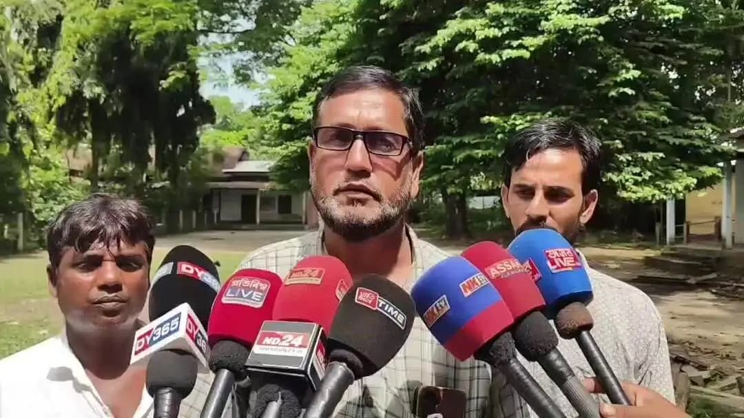 বিলাসীপাৰা ভাগ: চাপৰ ৰায়ঝৰা উচ্চ মাধ্যমিক বিদ্যালয় চৌহদত এজন শিশু শ্ৰমিকৰ আত্মহত্যাকলৈ স্থানীয় ৰাইজৰ প্ৰতিক্ৰিয়া।