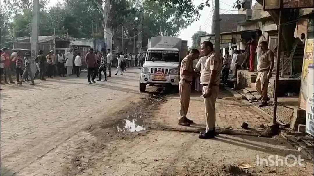 बापौली: गांव रसलापुर में सड़क किनारे बिजली खंभा लगाने से गैस पाइपलाइन में रिसाव, ग्रामीणों में हड़कंप