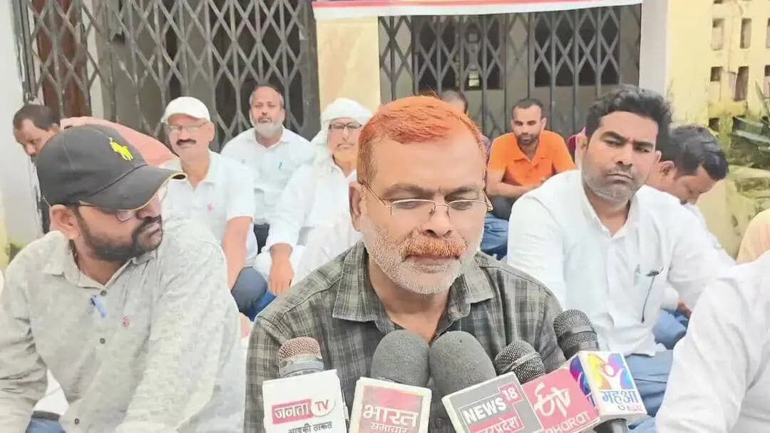 बलिया: एडीओ पंचायत से अभद्रता पर भड़के कर्मचारियों ने गिरफ्तारी तक ब्लॉक कार्यालय बंद रखने का ऐलान किया