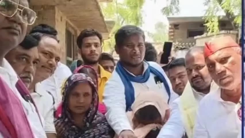 रसड़ा: पूर्व भाजपा विधायक की गाड़ी की टक्कर में मृत अरशद के परिवार को सपा ने दी ₹1 लाख की मदद, चिलकहर ब्लॉक प्रमुख ने भी की मदद