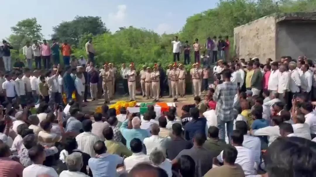 प्रतापगढ़: डंपर की टक्कर से वन अधिकारी की मौत, एसपी ने घटनास्थल का किया निरीक्षण, अंतिम संस्कार शासकीय सम्मान से हुआ
