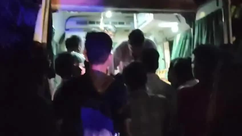 महाराजगंज: अमरुतिया मोड़ के पास भीषण सड़क हादसा, सूरज को गंभीर हालत में मेडिकल कॉलेज रेफर किया गया
