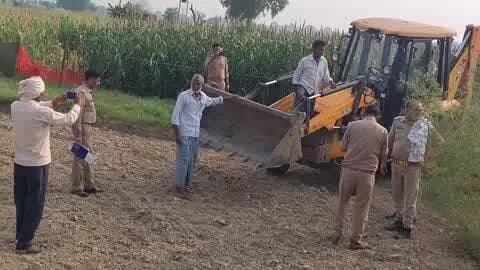 बदायूं: उझानी के रौली गांव में राजस्व विभाग की टीम ने कार्रवाई कर ग्राम सभा की 14 बीघा जमीन को कब्जा मुक्त कराया