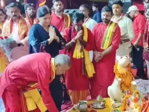 फर्रुखाबाद: कमालगंज में विशाल गणेश महोत्सव में झांकियों ने मन मोहा, डीएम-एसपी ने गणेश पंडाल में की पूजा, समिति ने किया सम्मान