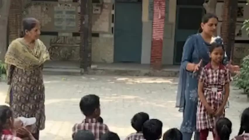 आउटर जिला पुलिस की शिष्टाचार स्क्वाड ने स्कूलों में जागरूकता अभियान चलाया, छात्राओं को महिला सुरक्षा के प्रति जागरूक किया