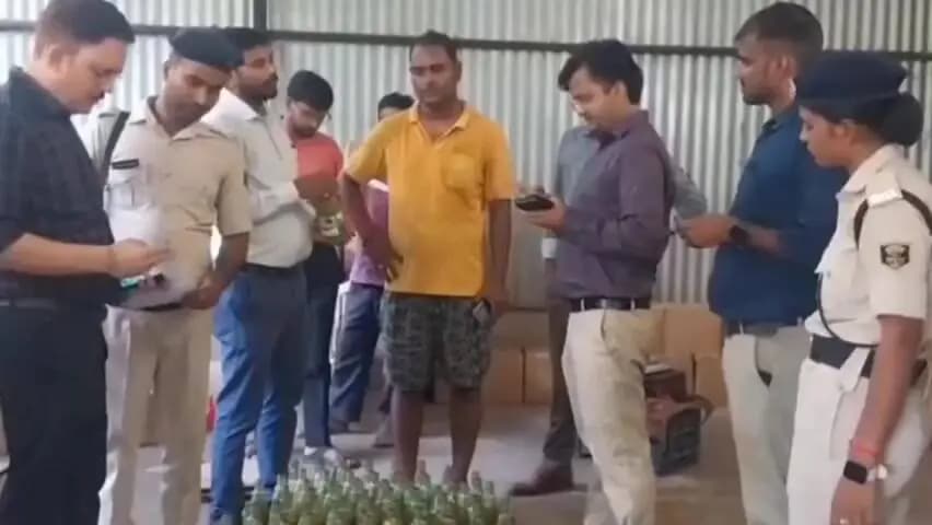 डेहरी: डेहरी में सॉस फैक्ट्री पर SDM ने की छापेमारी, खतरनाक केमिकल मिलने पर फैक्ट्री को किया सील