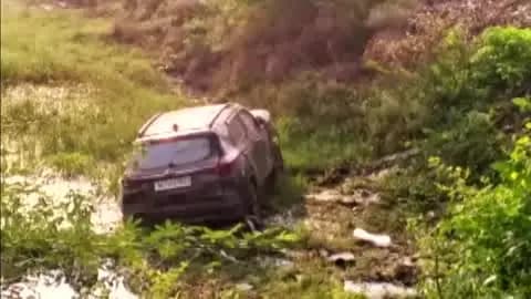खेरागढ़: जगनेर में अनियंत्रित कार गहरे गड्ढे में गिरी, मेवली बांध के पास बड़ा हादसा टला; सभी सवार सुरक्षित